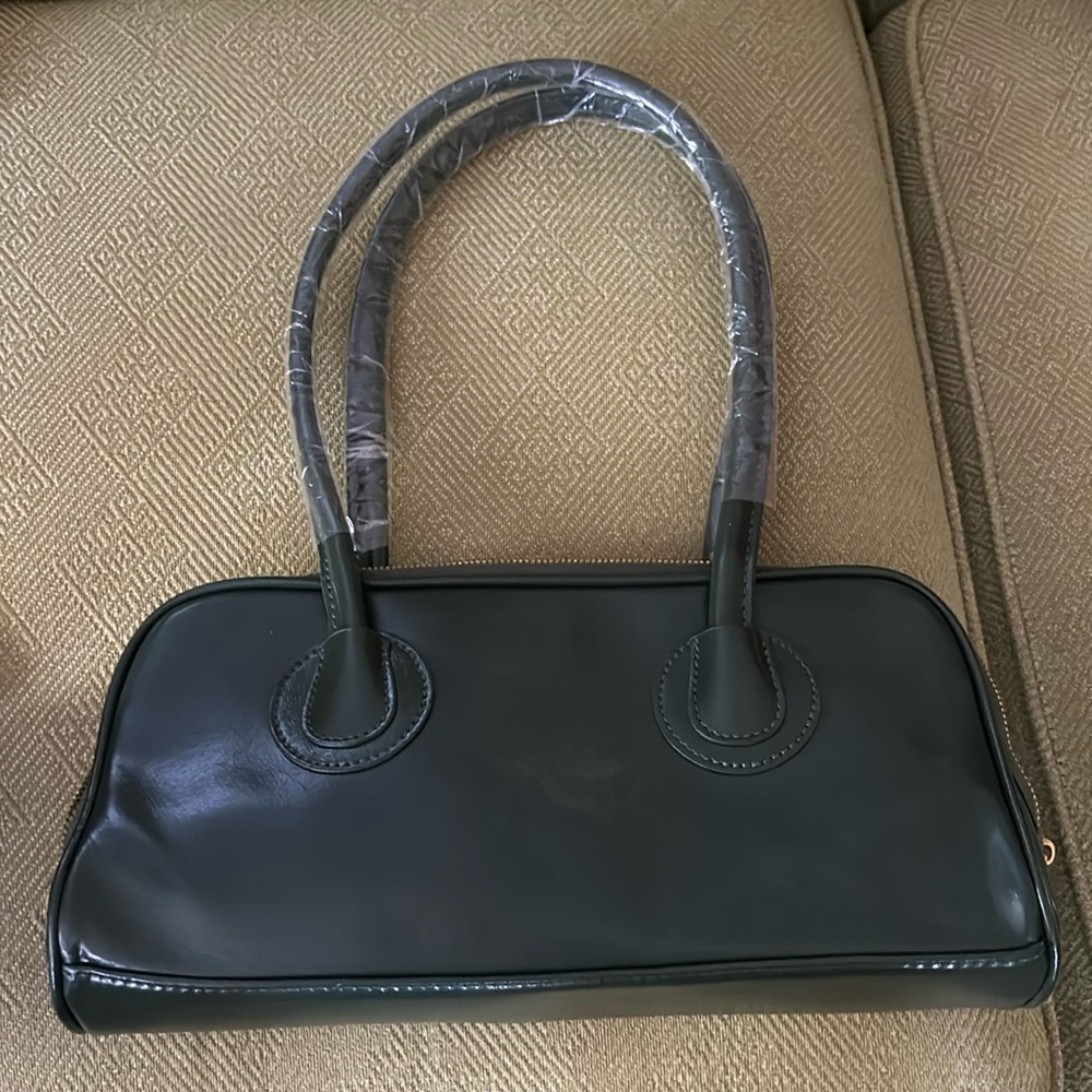 Leather Green bag never used
13X5
Over the shoulder purse
Zipper pocket/side